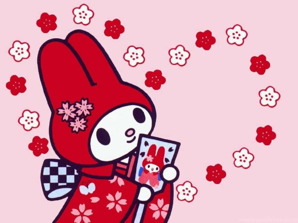 sanrio 桌布 壁紙 — 戴紅帽的可愛My Melody穿著櫻花和服，在粉紅色背景前手持照片，周圍散落花朵。