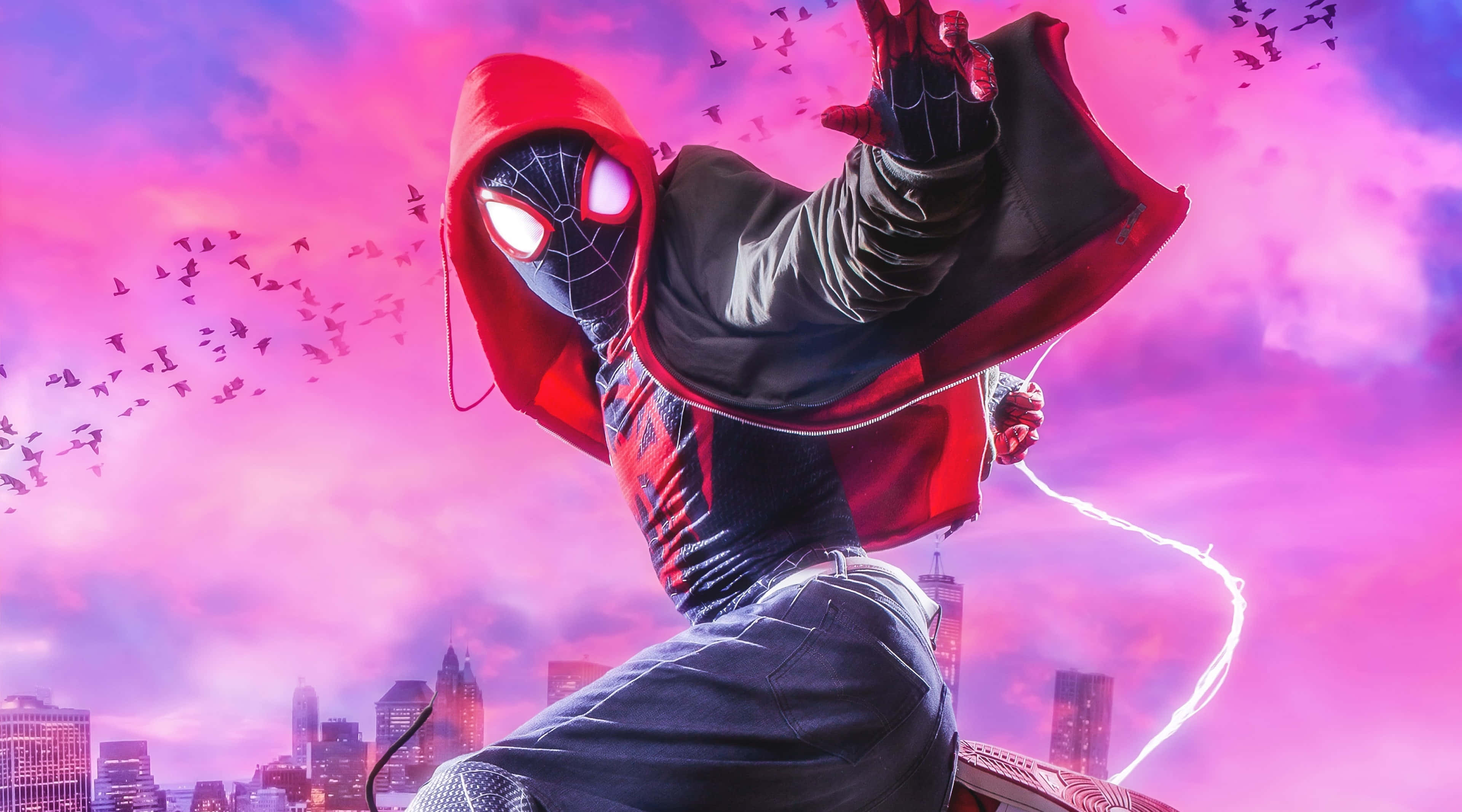 Spider-man Web Slinging 桌布 壁紙 — 戴紅色帽的蜘蛛人在有鳥飛的城市上空，穿過充滿活力的粉紅色天空搖擺。