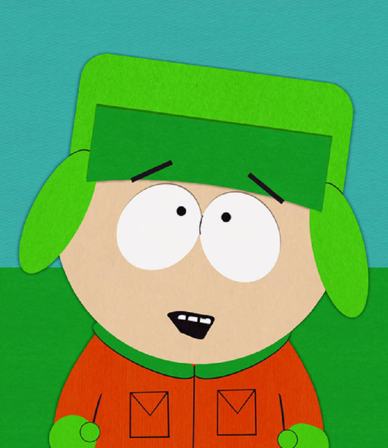 Kyle Broflovski 桌布 壁紙 — 戴綠色帽子和橙色外套的卡通角色，在青綠色背景上睜大眼睛凝視。