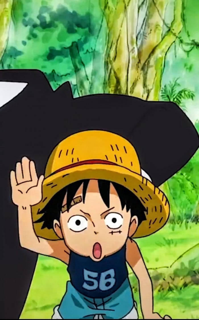 Luffy Funny 桌布 壁紙 — 戴草帽的年輕動漫男孩在茂密的綠色叢林背景中興奮地揮手。
