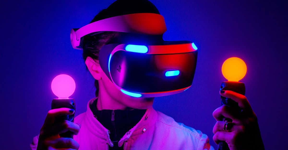 vr 桌布 壁紙 — 戴著VR頭戴式裝置的人，在深紫色背景前手持發光控制器。
