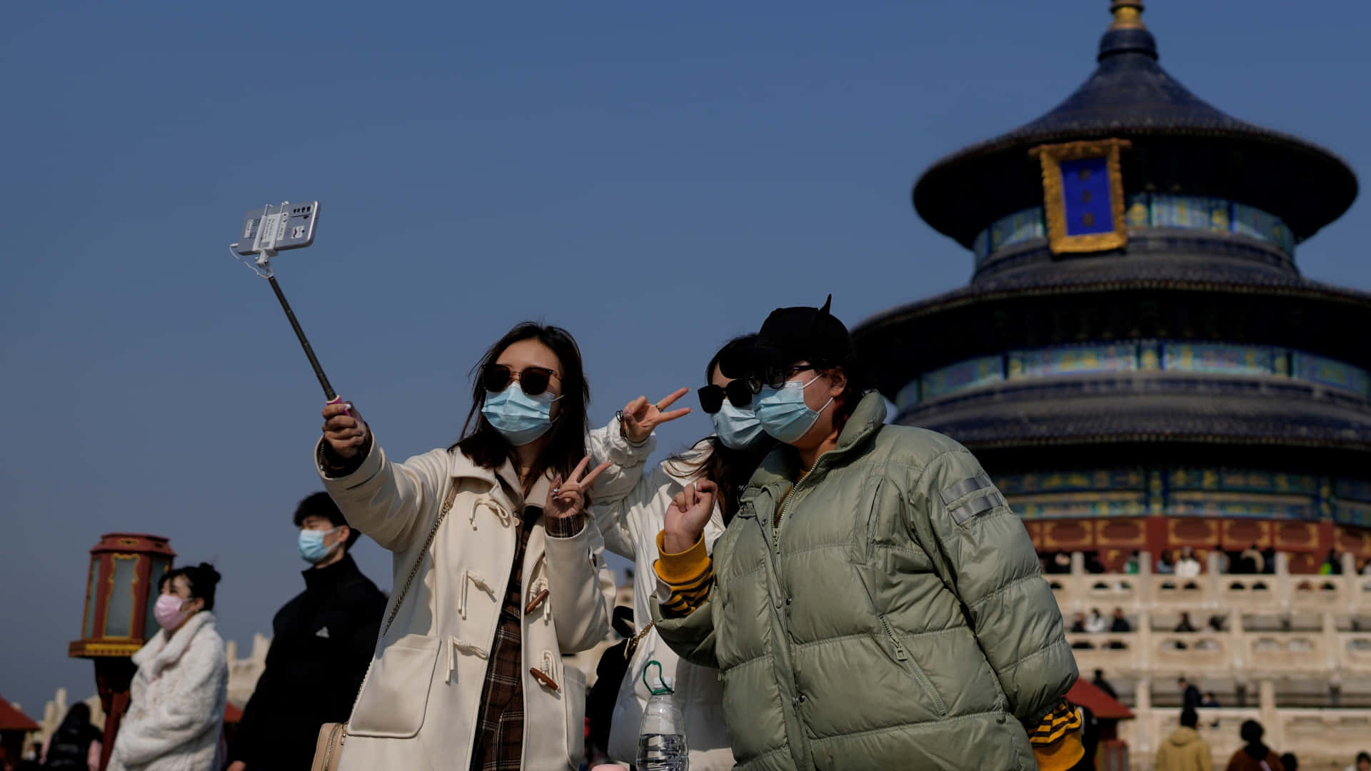 戴著口罩的人在天壇自拍