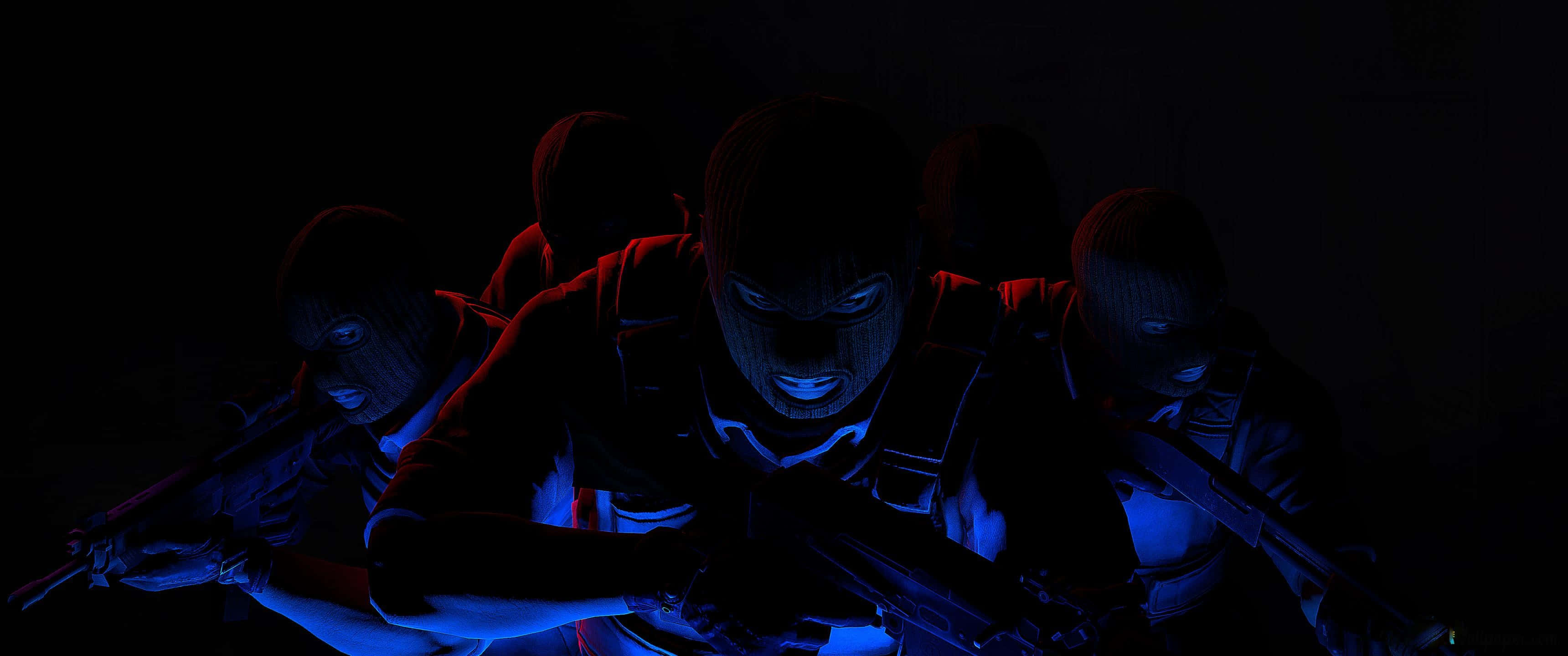 3440x1440p Counter-strike Global Offensive 桌布 壁紙 — 戴著巴拉克拉法帽的剪影人物在黑暗中蹲伏，被詭異的藍光照亮，手持步槍。