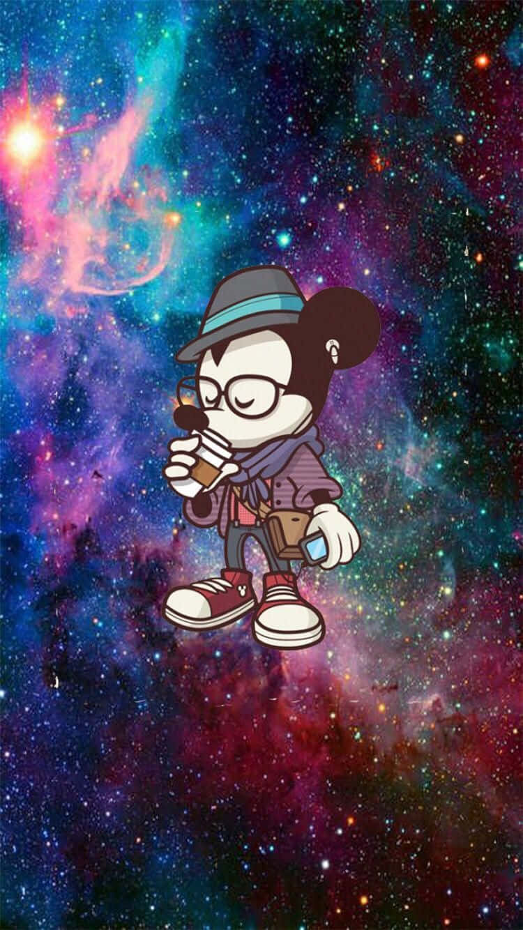 Mickey Mouse Cool 桌布 壁紙 — 戴著帽子和眼鏡的卡通米奇老鼠在充滿星星和彩色氣體雲的充滿活力的宇宙星雲中平靜地漂浮。