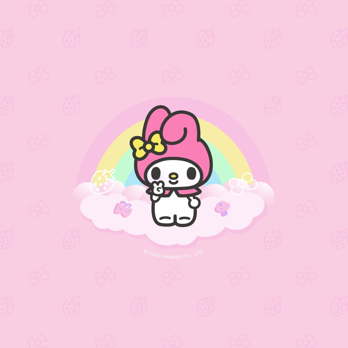 Cute My Melody 桌布 壁紙 — 戴著粉紅色帽子的可愛My Melody角色坐在雲上，彩虹下，粉紅色草莓圖案背景。
