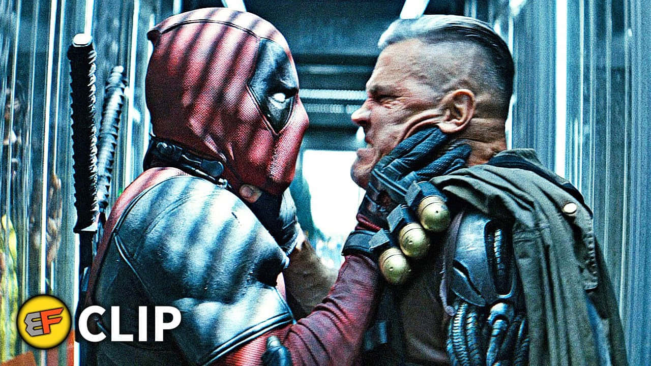 Deadpool And Cable 桌布 壁紙 — 戴著紅色面具的死侍在金屬走廊中與一名有疤痕的男子對峙，手持劍和金彈。