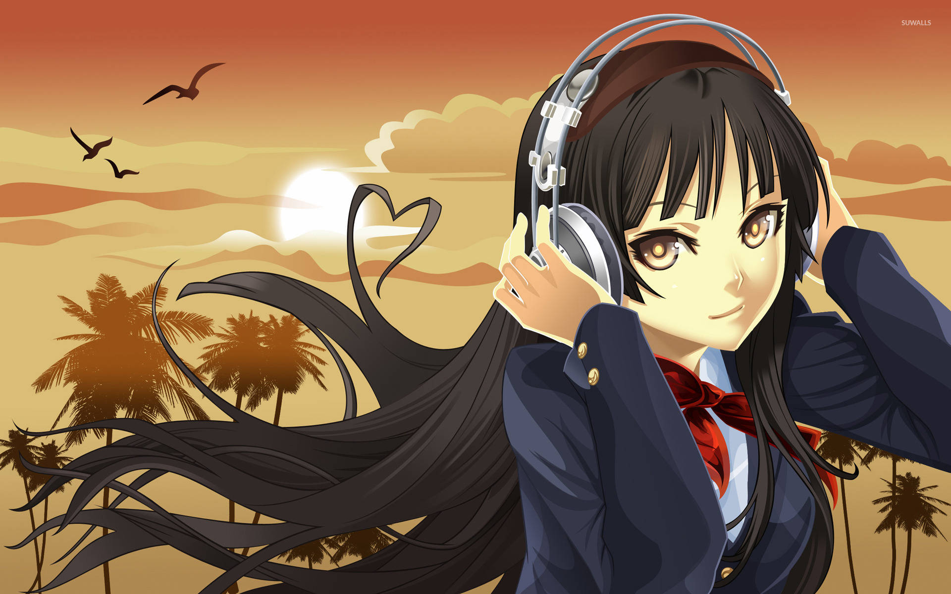 K-on 桌布 壁紙 — 戴著耳機的動漫女孩在有棕櫚樹和飛鳥的日落沙灘上微笑。