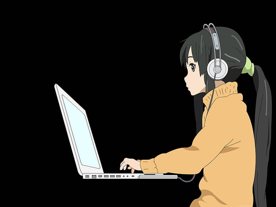 女孩 桌布 壁紙 — 戴著耳機的動漫女孩在純黑背景前於筆記型電腦上打字。