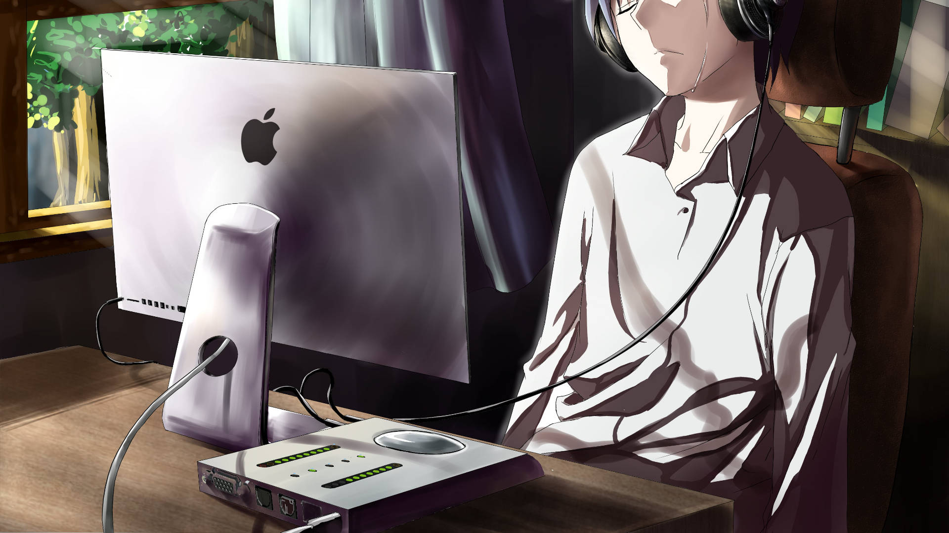 動漫男孩 桌布 壁紙 — 戴著耳機的動漫女孩坐在桌前，使用復古Apple iMac和音頻接口，在舒適昏暗的房間。