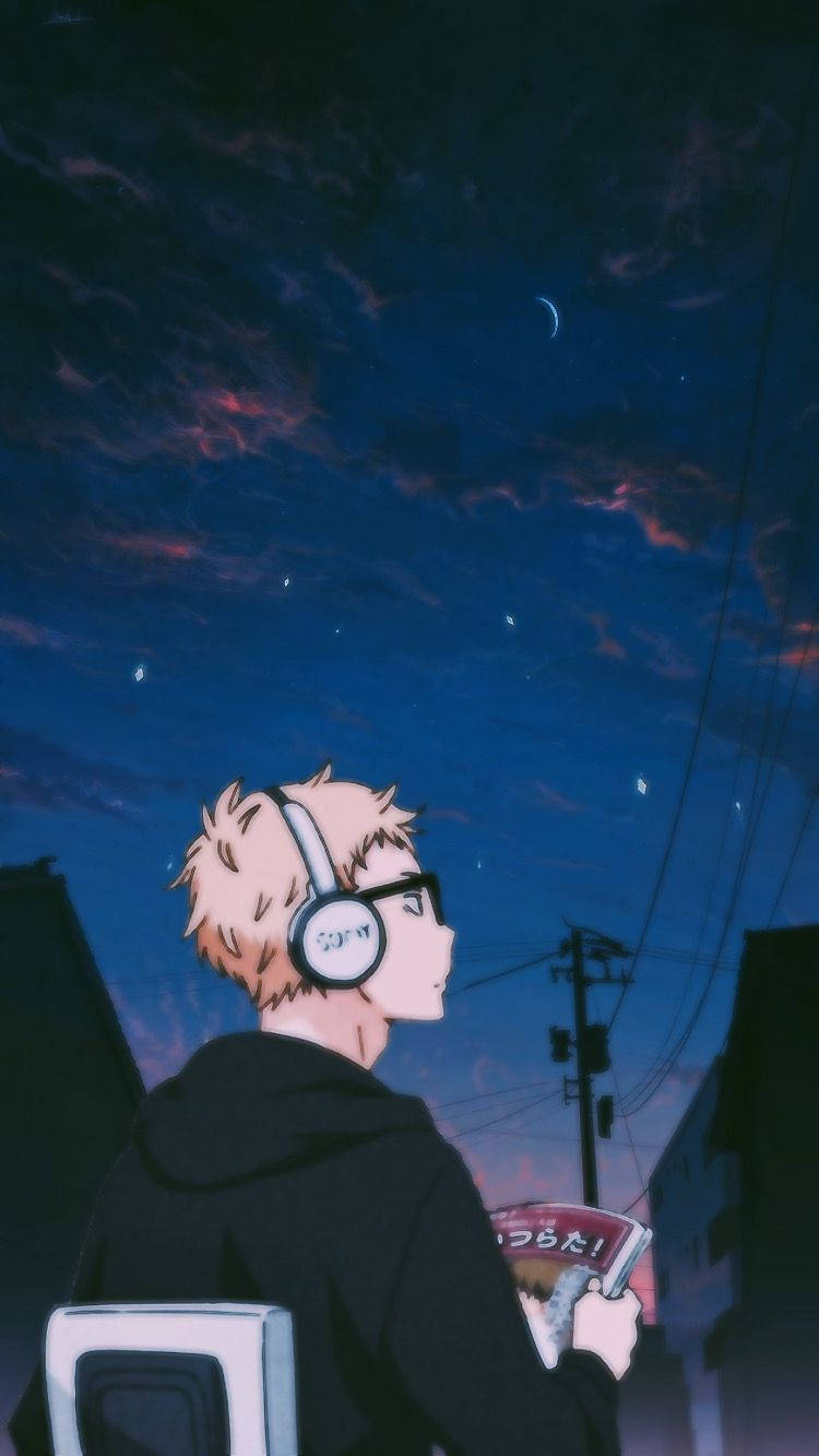 kei tsukishima 桌布 壁紙 — 戴著耳機的動畫男孩凝視著寧靜城市街道上方星光閃爍的暮色天空。