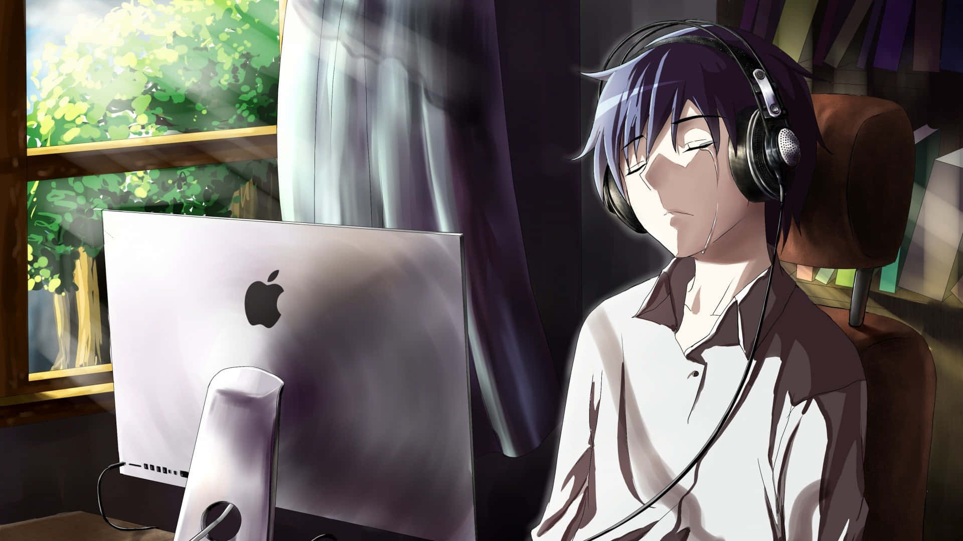 Emo Anime Boy 桌布 壁紙 — 戴著耳機的動畫男孩坐在桌前面對電腦，窗外可見陽光照射的綠色樹木。