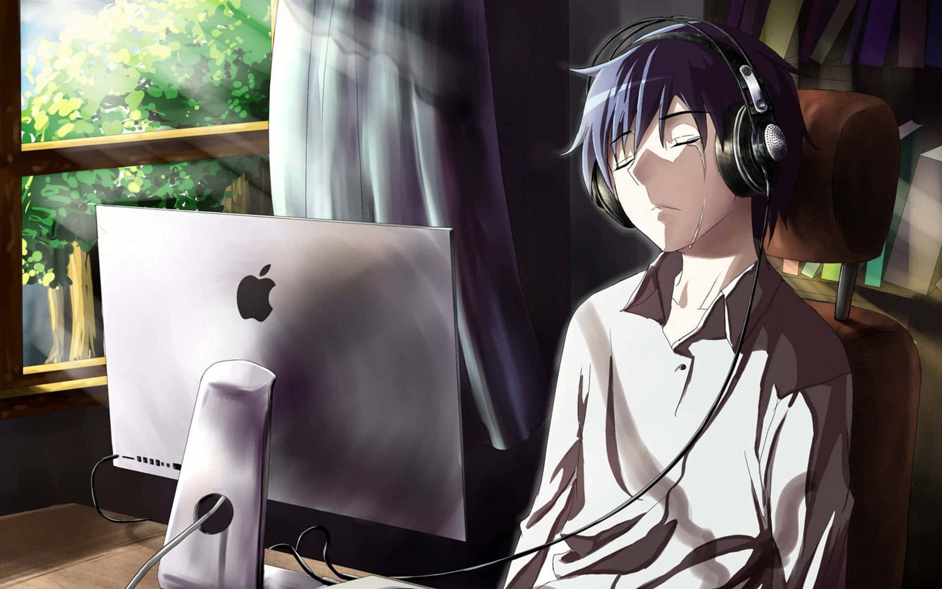 Cartoon Music 桌布 壁紙 — 戴著耳機的動畫男孩平靜地坐在桌前使用Apple iMac，陽光從窗戶照射進來。