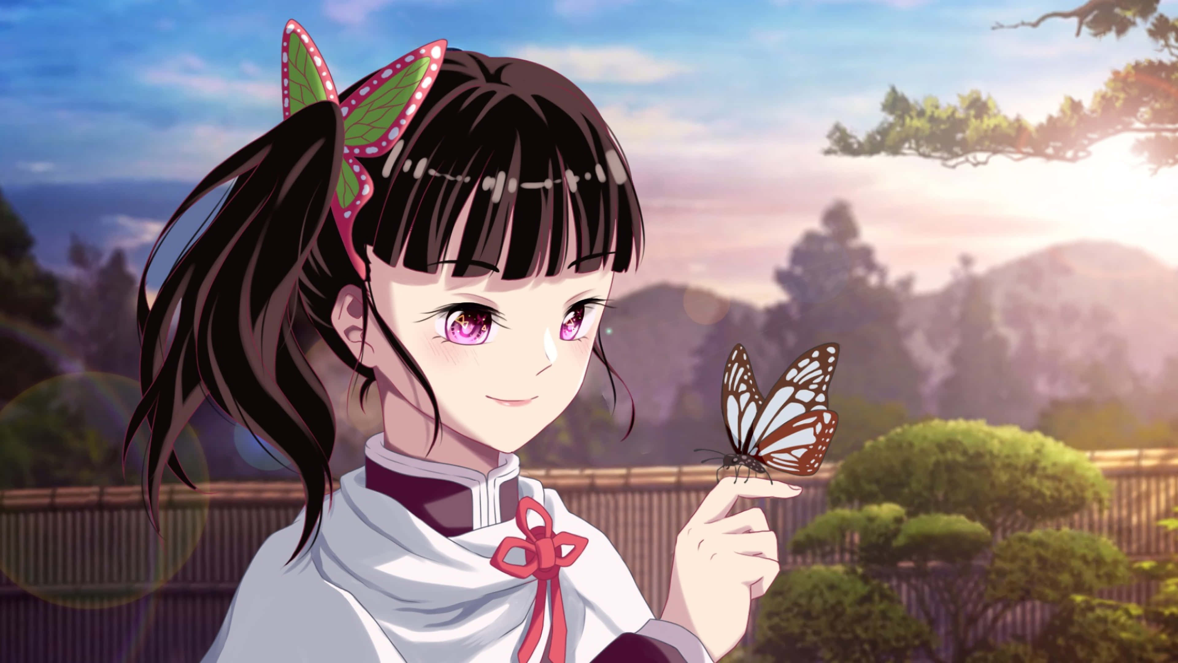 Demon Slayer Kanao 桌布 壁紙 — 戴著蝴蝶髮夾的動漫女孩，在柔和的日落花園背景下輕輕地捧著一隻蝴蝶。