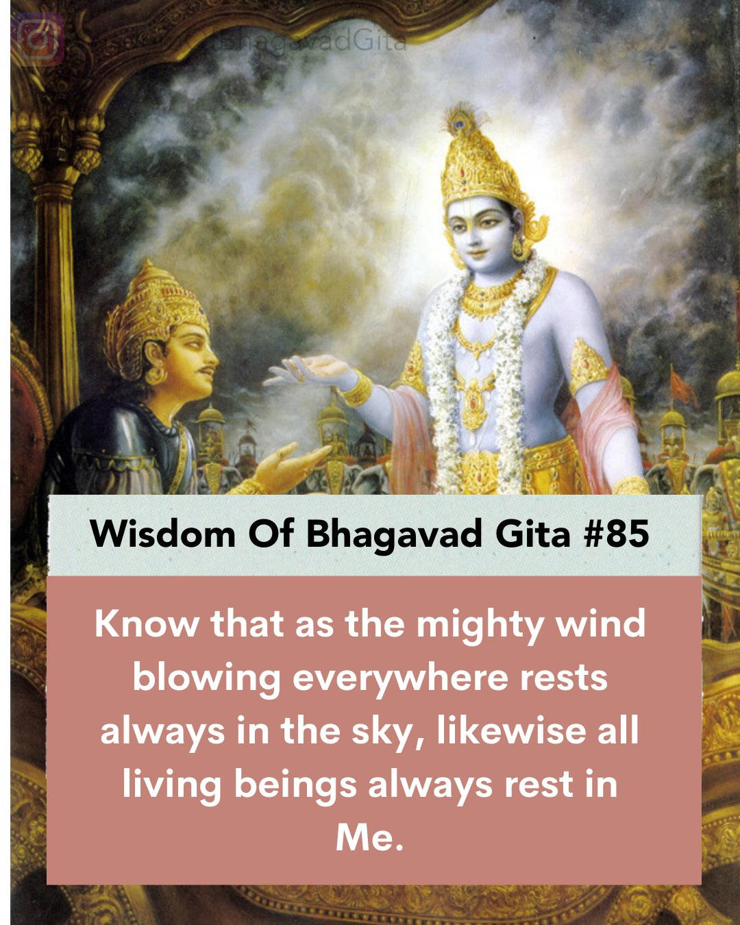 Bhagavad Gita 桌布 壁紙 — 戴著金色皇冠和珠寶的神聖人物，在陰雲密布的天空和華麗的金色拱門背景下，對跪著的信徒說話。