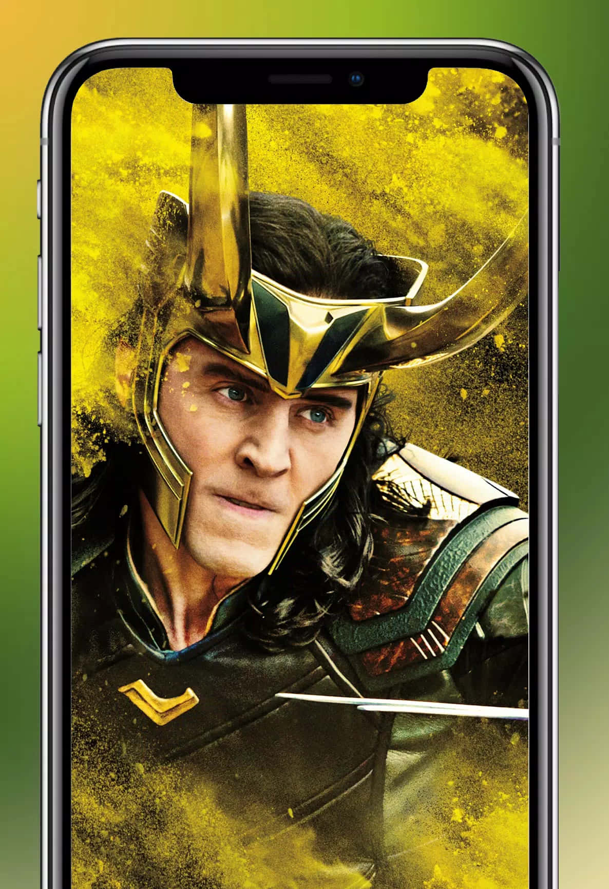 Marvel Loki 桌布 壁紙 — 戴著金色頭盔的洛基在智慧型手機螢幕上凝視，背景是鮮豔的黃色和綠色。
