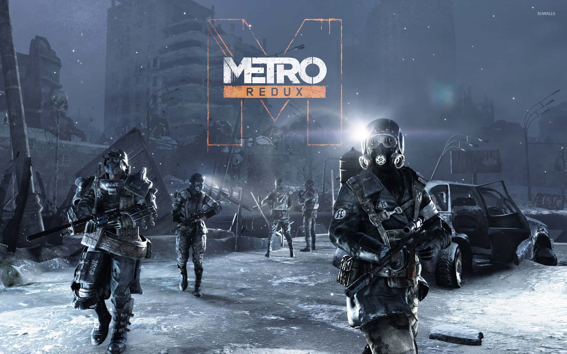 Metro 桌布 壁紙 — 戴著防毒面具的士兵在黑暗的天空下，穿過積雪覆蓋的廢墟城市，Metro Redux 標誌閃耀。