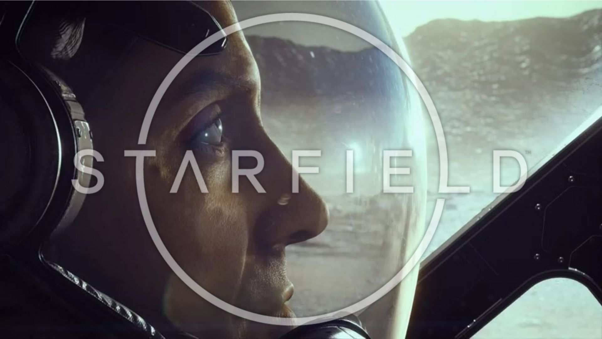 星空 桌布 壁紙 — 戴著頭盔的太空人凝視著駕駛艙窗外，在朦朧天空下的外星岩石地形。
