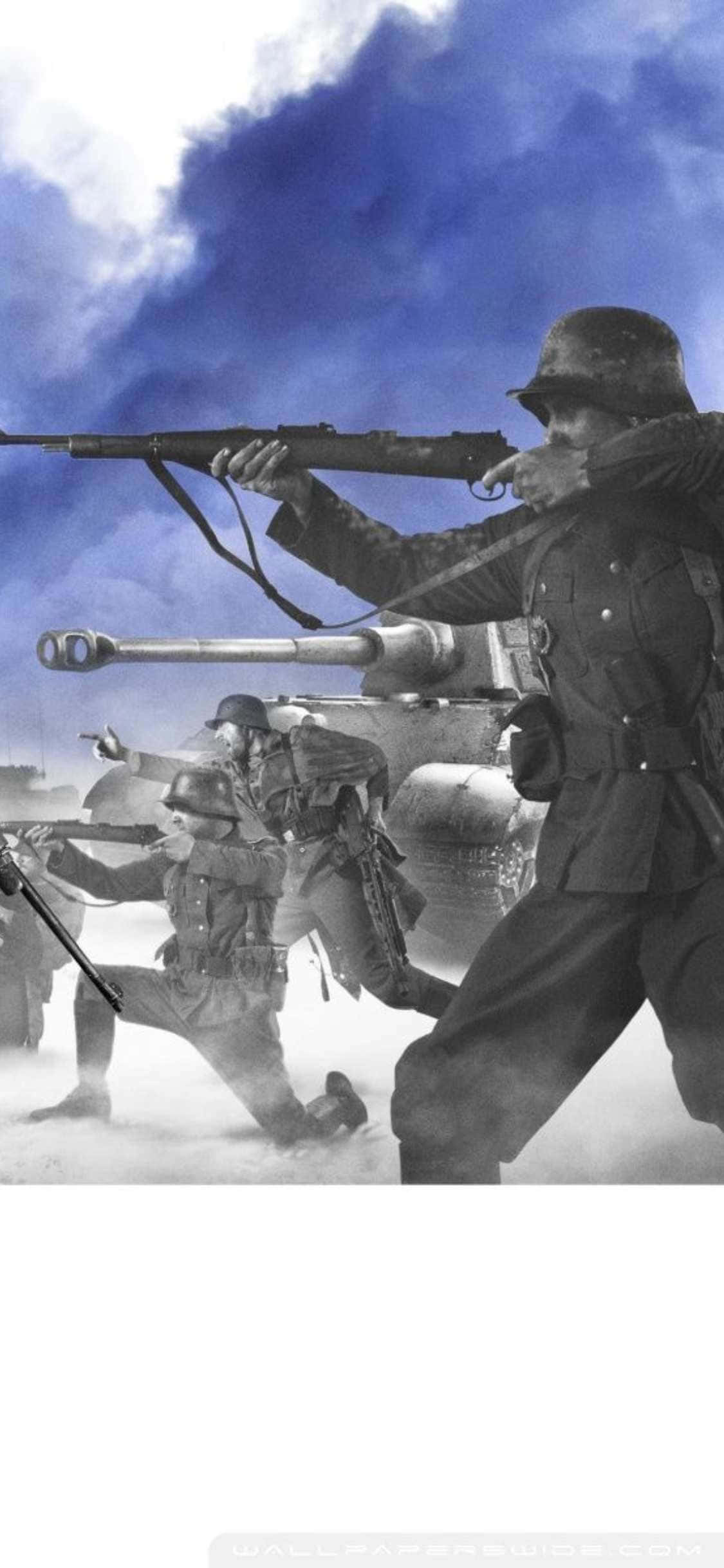 槍枝 桌布 壁紙 — 戴頭盔的士兵持步槍前進，一輛坦克在他們身後隱現，背景是戲劇性的藍天。