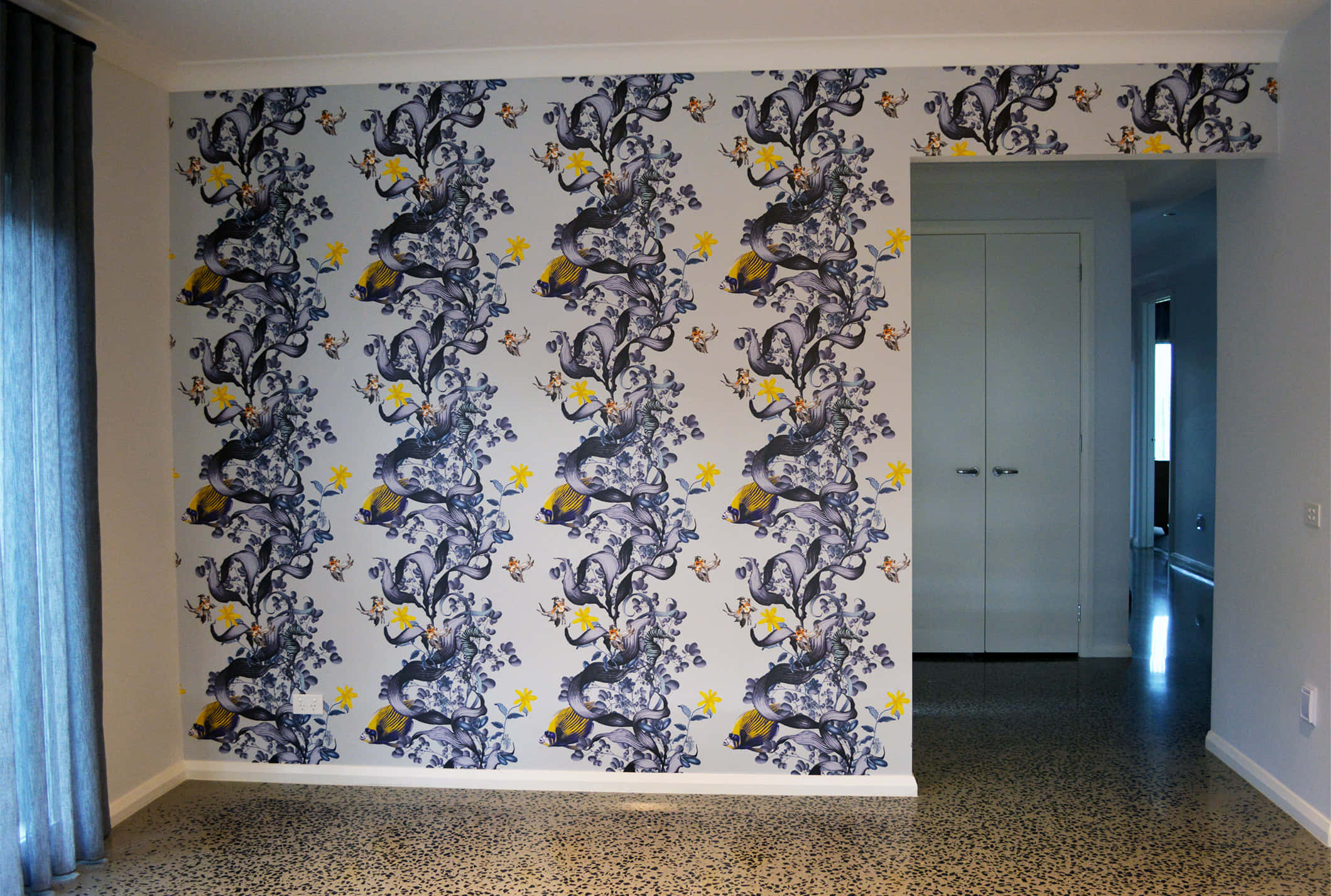 Installation Art 桌布 壁紙 — 房間以淺色背景為襯托，採用大膽的深藍色和黃色花卉及鳥類圖案壁紙。