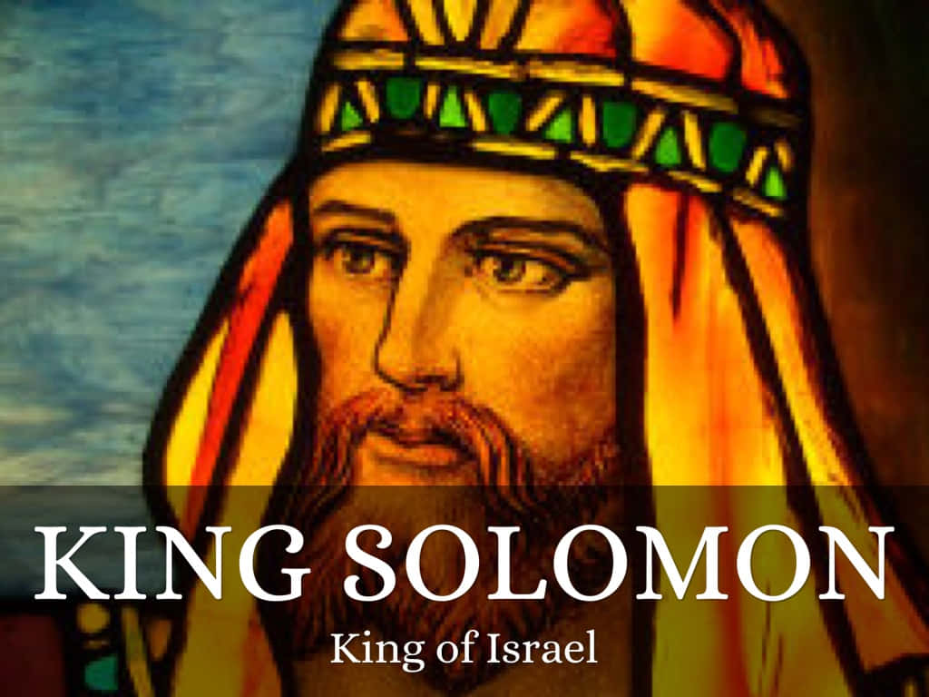 King Solomon 桌布 壁紙 — 所羅門王的彩色玻璃肖像，戴著鑲有寶石的王冠，以溫暖的琥珀色和綠色色調襯托藍色背景。