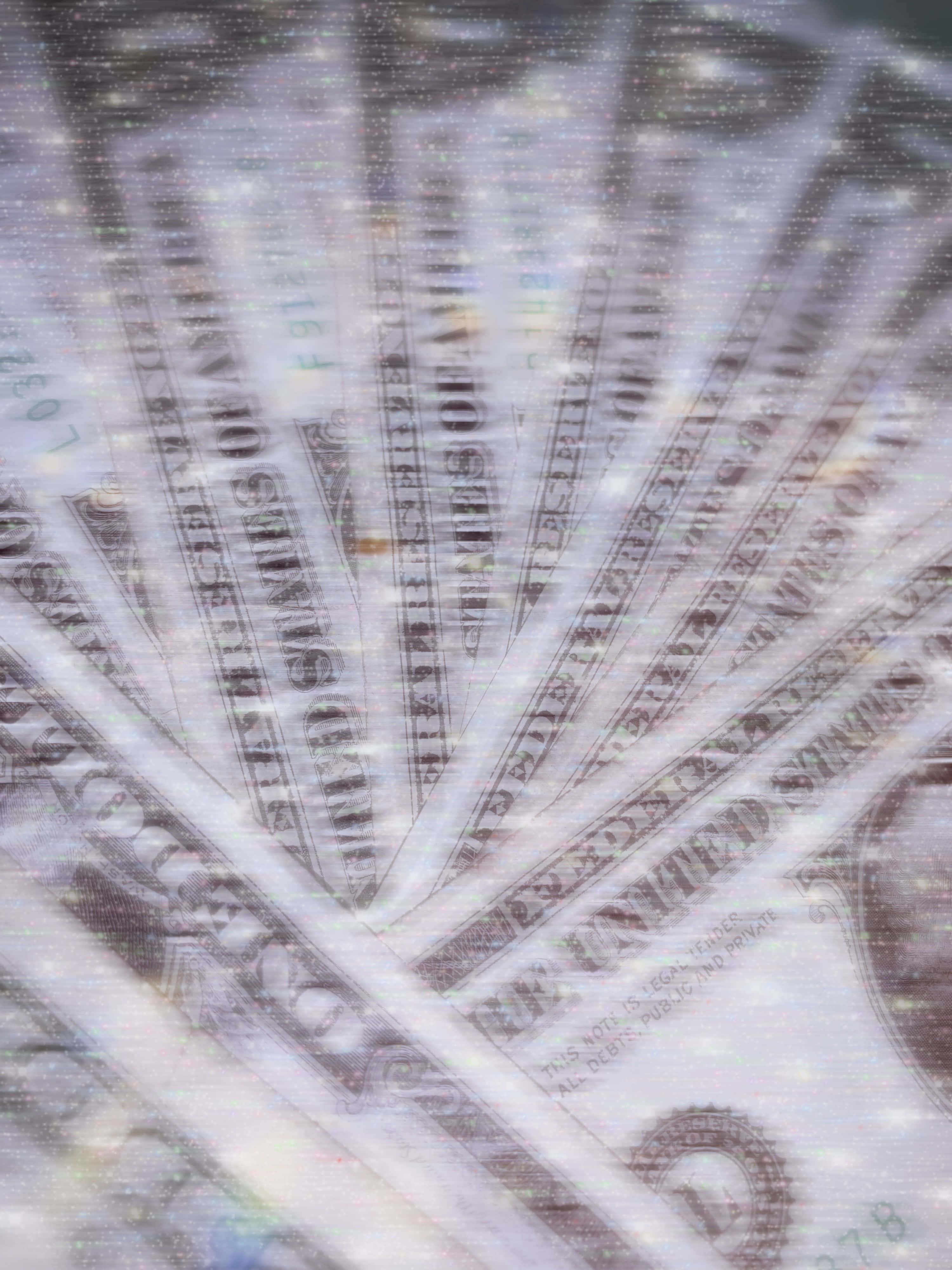 Sparkle Aesthetic 桌布 壁紙 — 扇形的美元鈔票在夢幻般的抽象構圖中閃爍著閃閃發光的光芒。