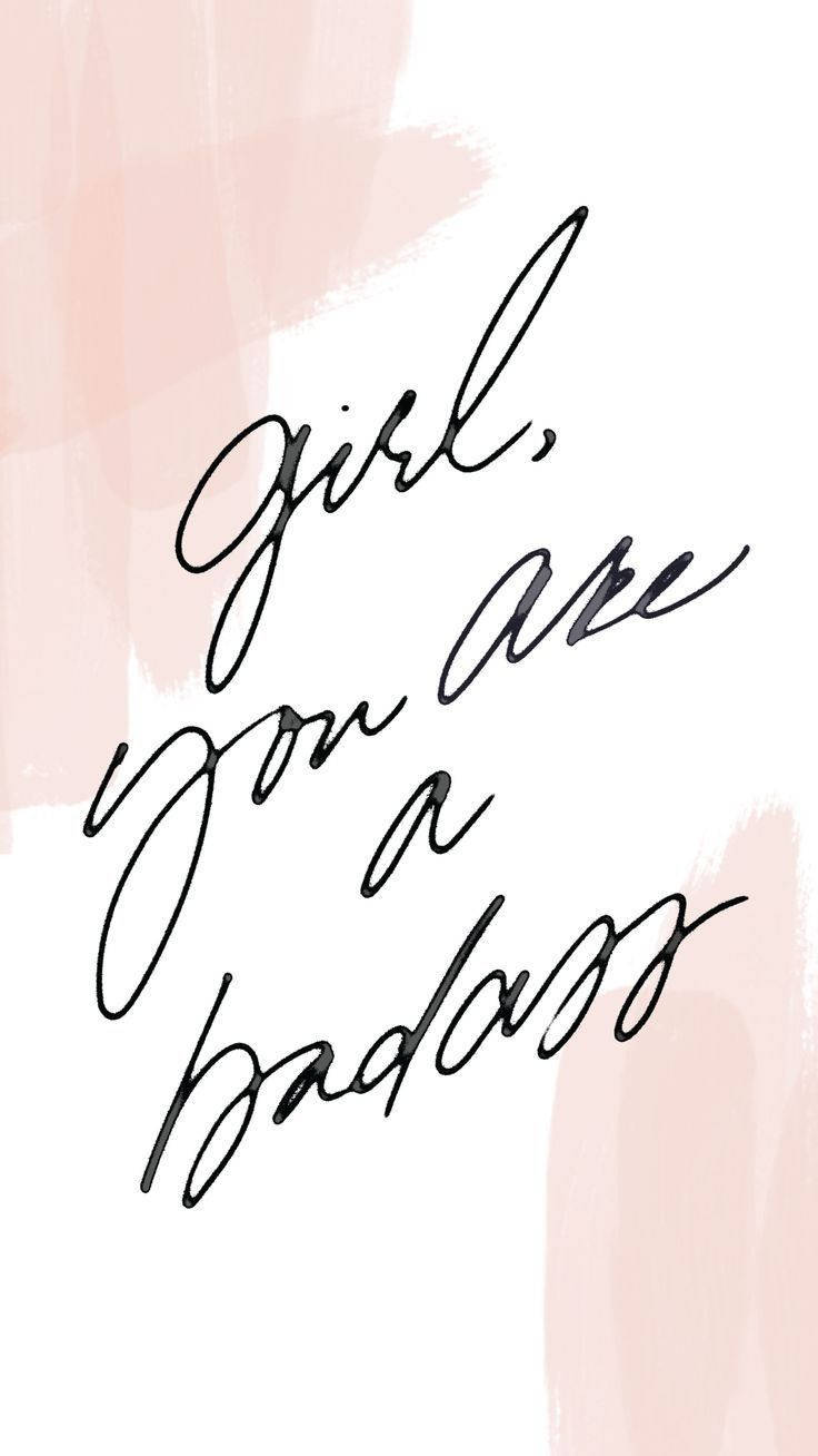 手機 桌布 壁紙 — 手寫勵志名言 girl you are a badass 在柔和粉紅水彩背景上。