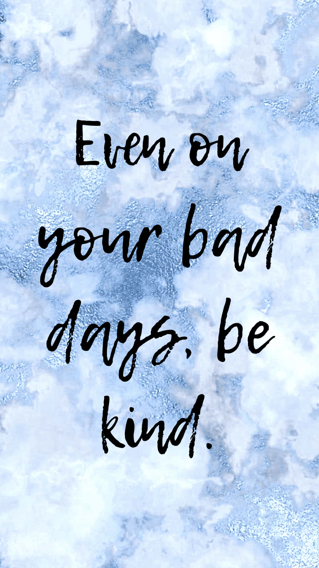 Be Kind 桌布 壁紙 — 手寫勵志名言在帶有柔和雲朵圖案的冰藍色紋理背景上。