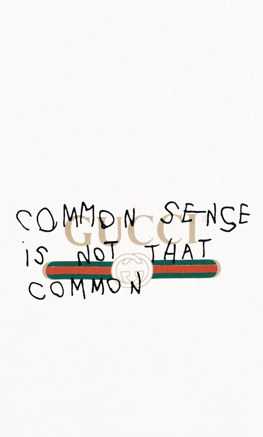Gucci 桌布 壁紙 — 手寫短語 common sense is not that common 疊加在褪色的 Gucci 標誌上，背景為純白色。