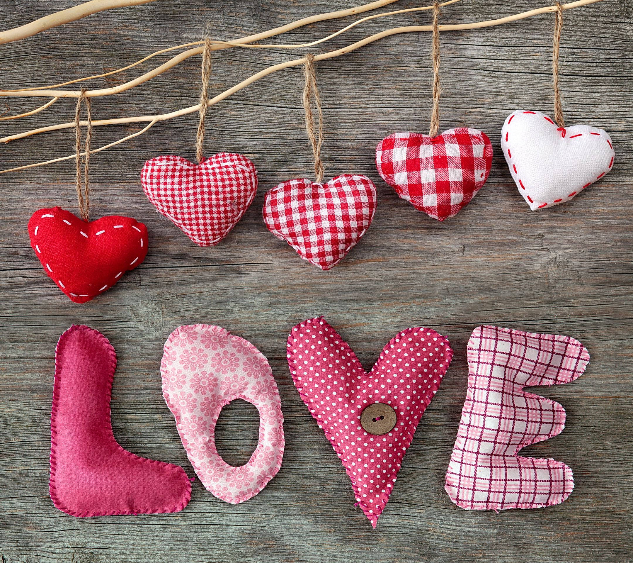 Love Heart 桌布 壁紙 — 手工布藝心形和拼布字母 LOVE 掛在麻繩上，背景是質樸的木頭。