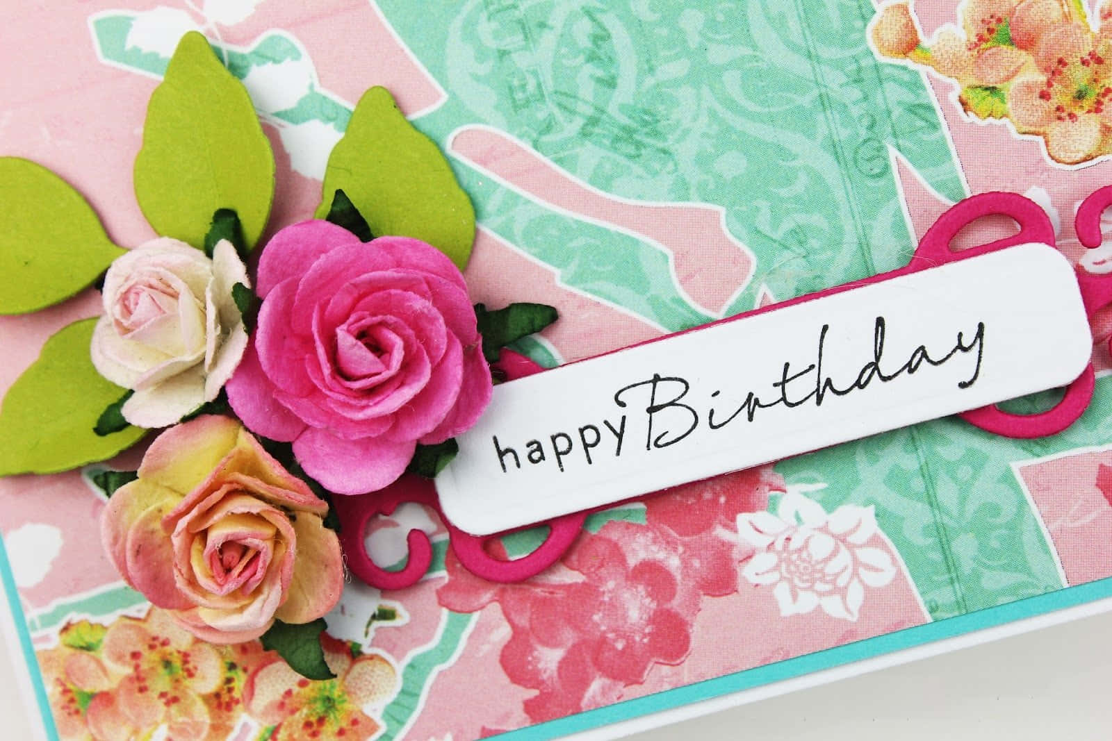 生日快樂 桌布 壁紙 — 手工生日卡的特寫，上面有紙玫瑰和「happy Birthday」標籤，背景是花卉圖案。