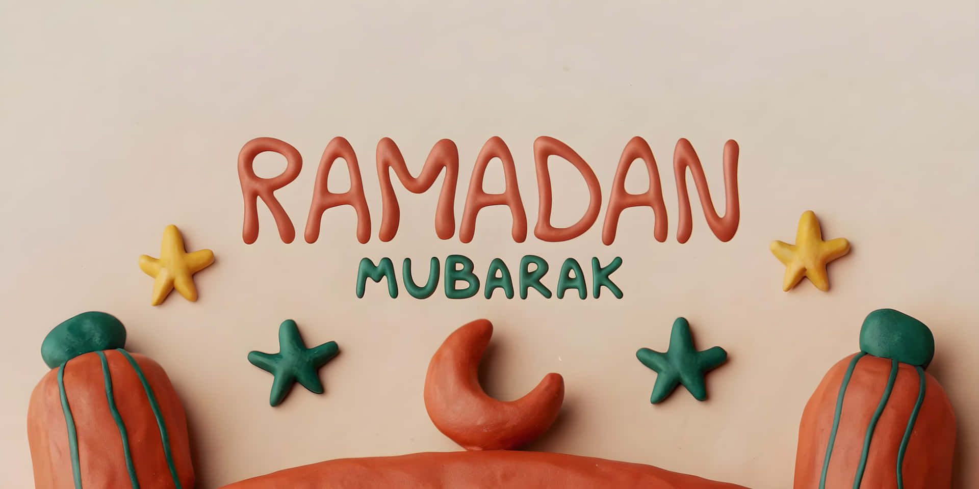 Ramadan karim HD wallpaper 壁紙 — 手工黏土字母拼出 Ramadan Mubarak，周圍環繞星星和新月，背景為米色。