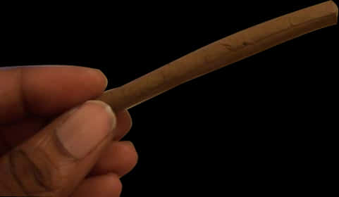 手持捲好的大麻煙 壁紙