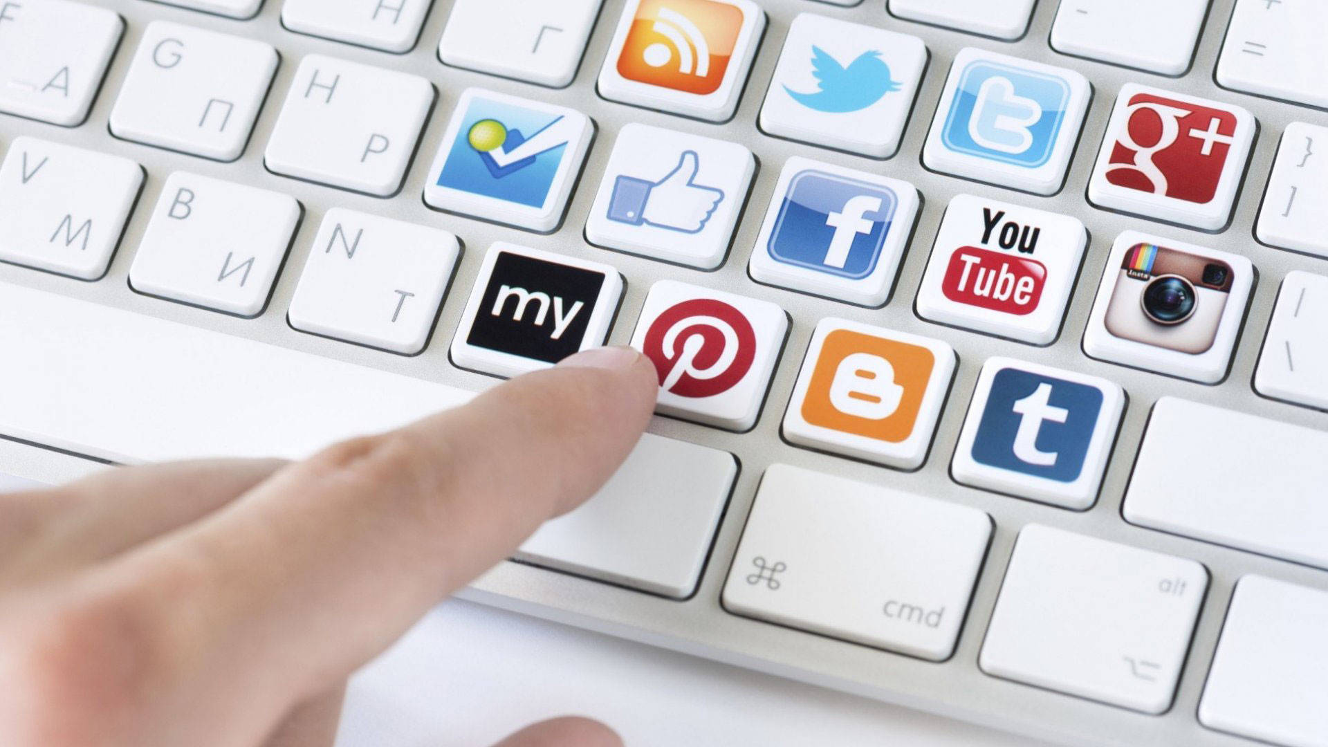 Application 桌布 壁紙 — 手指按下一個裝飾有社交媒體圖示（包括 Facebook、Twitter、YouTube 和 Instagram）的鍵盤按鍵。