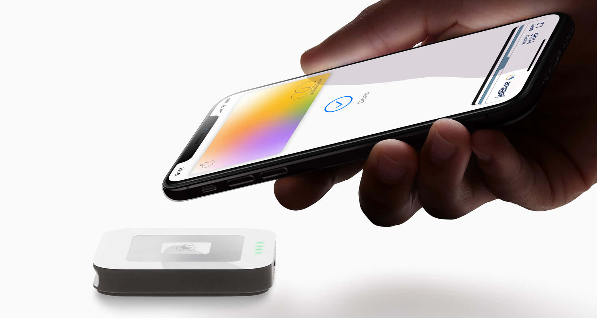 Smartphone 桌布 壁紙 — 手握住智慧型手機，在白色背景上顯示彩色漸變，下方有一個小型白色設備。