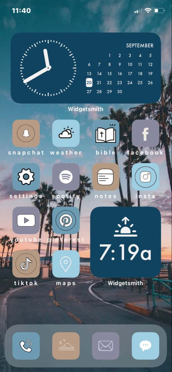 iPhone 美學 桌布 壁紙 — 手機桌布顯示日落時分的棕櫚樹和海洋，帶有應用程式小工具和時鐘疊加層。