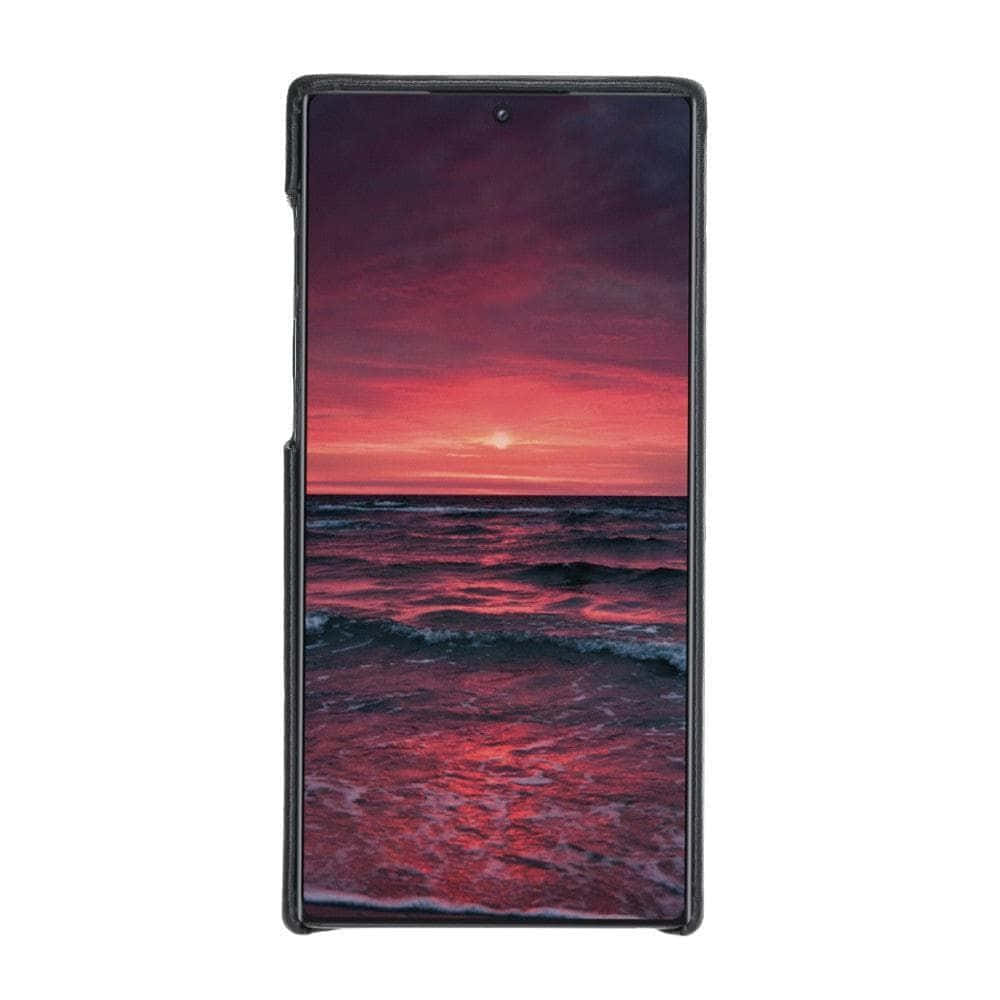 Note 10 桌布 壁紙 — 手機殼展示海洋上鮮豔的日落，火紅和紫色的色調反射在波浪上。
