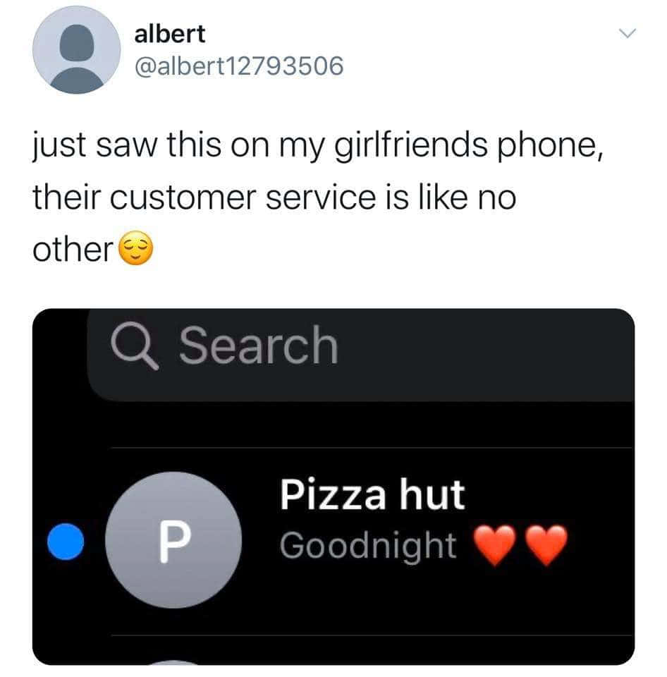 Customer Service Memes 桌布 壁紙 — 手機螢幕顯示Pizza Hut應用程式訊息「晚安」，附有兩個紅色愛心。