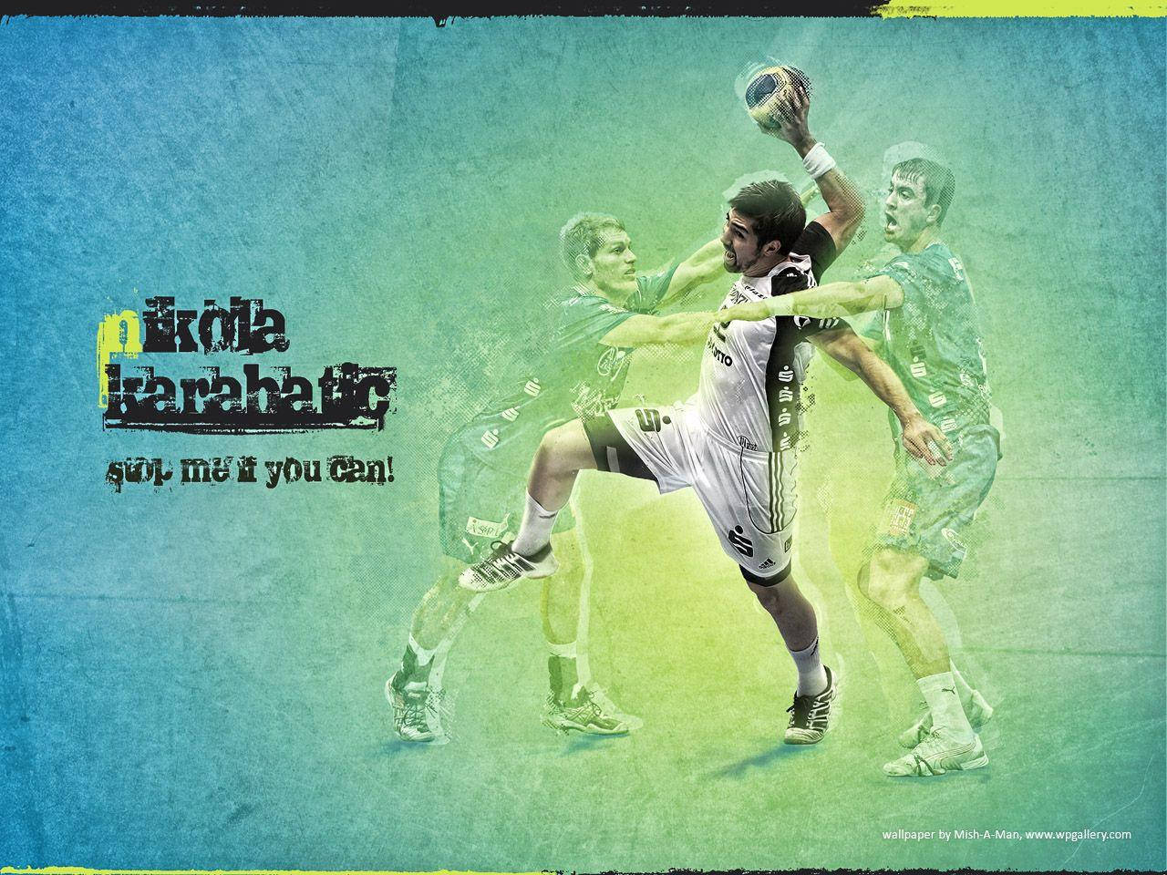 Handball 桌布 壁紙 — 手球運動員 Nikola Karahatic 動態跳躍射門，防守球員逼近，背景為有紋理的青綠色和綠色。