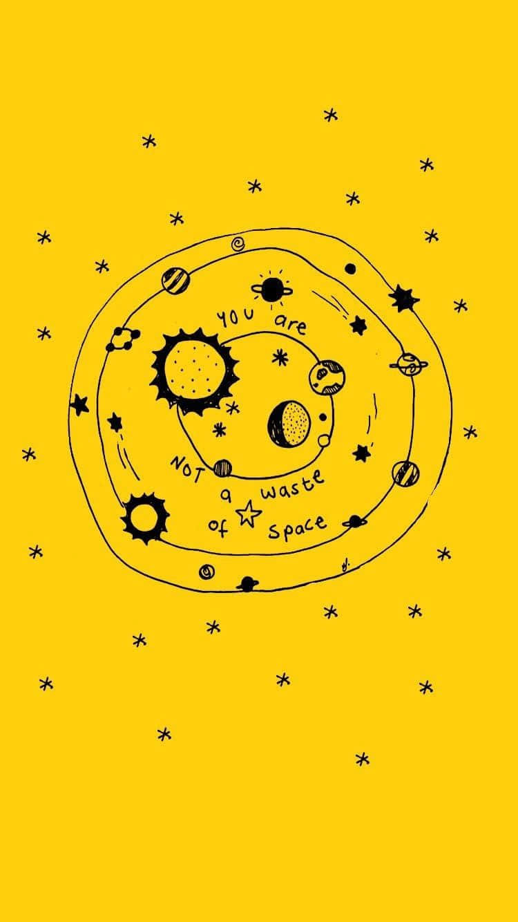 桌布 壁紙 — 手繪太陽系，行星和星星在明亮的黃色背景上，並附有短語「你不是浪費空間」。