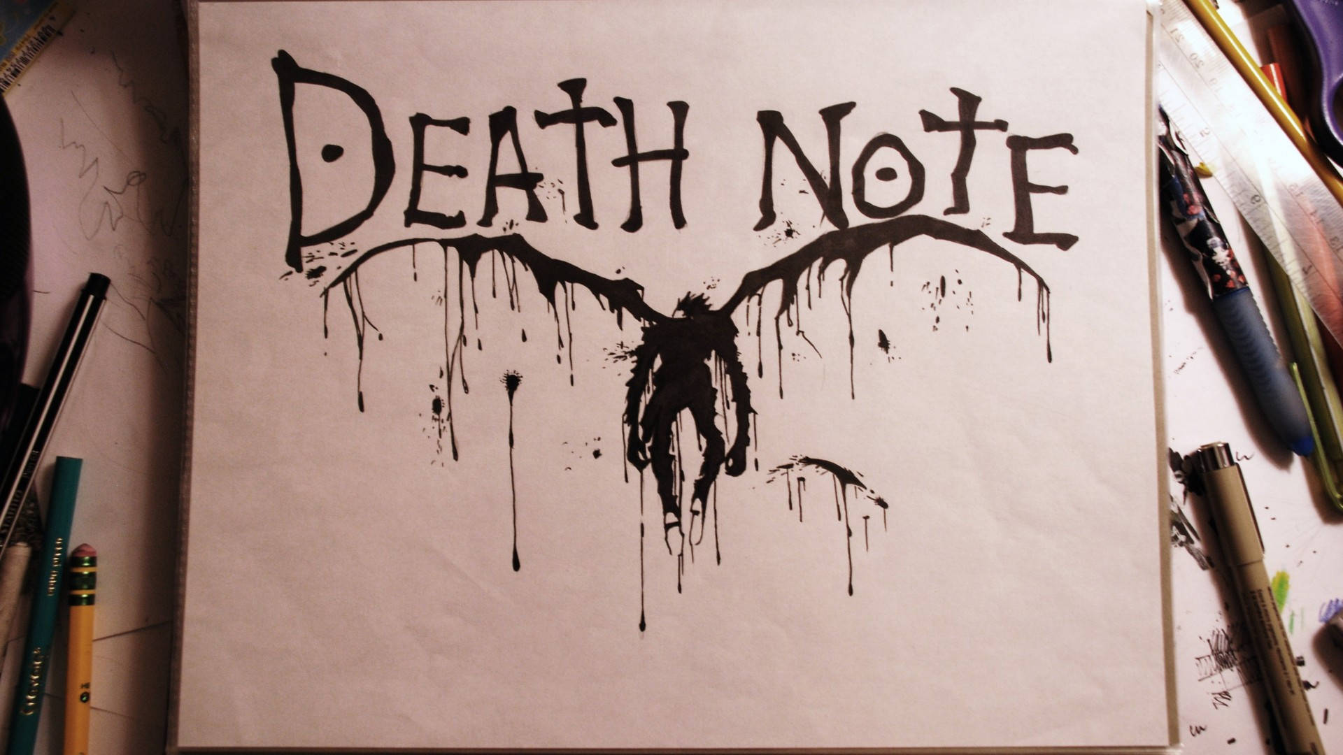 Death Note Aesthetic 桌布 壁紙 — 手繪的「死亡筆記本」標誌，黑色墨水在羊皮紙上滴落，周圍環繞著美術用品。