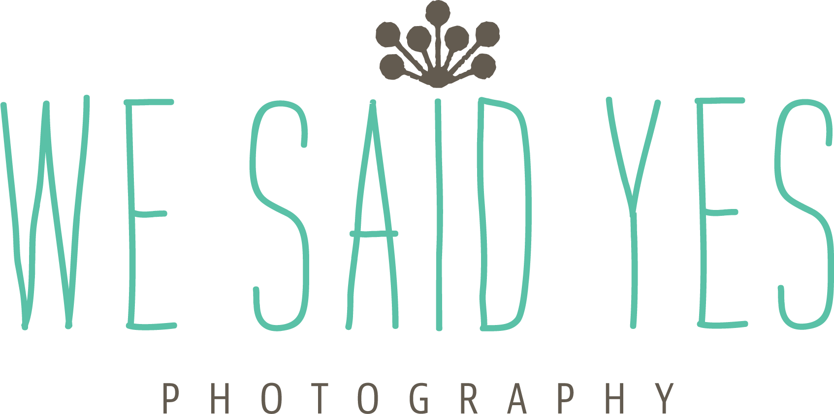 Logo Design 桌布 壁紙 — 手繪的藍綠色文字寫著「WE SAID YES」，上方有一個棕色花卉皇冠，下方有棕色的「PHOTOGRAPHY」。