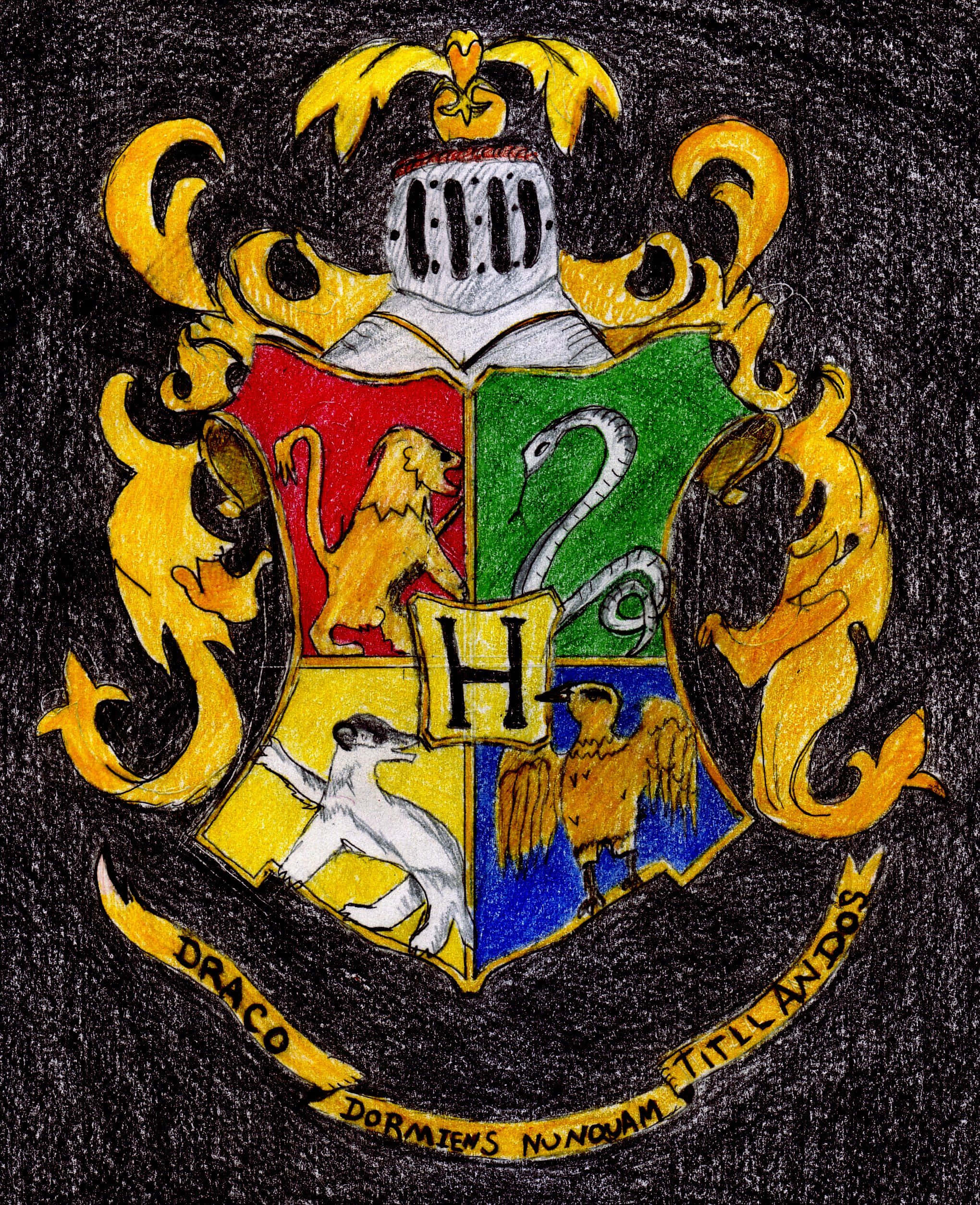 Hogwarts Crest 桌布 壁紙 — 手繪的霍格華茲徽章，四個學院標誌位於黑色紋理背景上。
