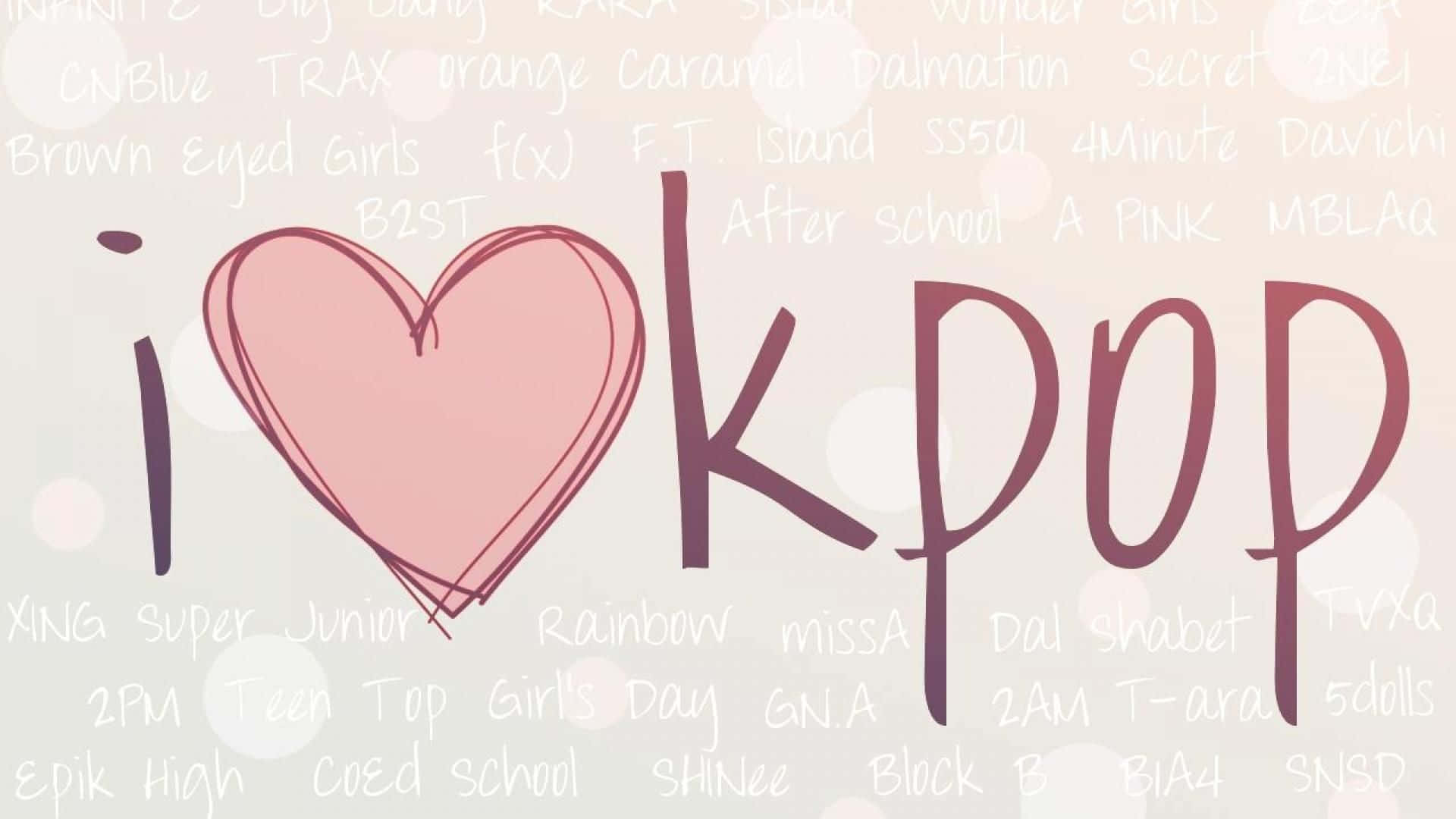 K-pop 桌布 壁紙 — 手繪粉紅色心形取代了「i ♥ kpop」中的「o」，K-pop 團體名稱漂浮在柔和粉彩散景中。