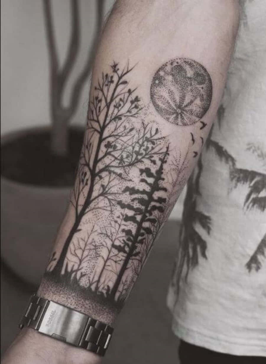 trees 桌布 壁紙 — 手臂上一個詳細的黑灰紋身描繪了一個森林場景，有光禿禿的樹木和上方點狀的月亮。