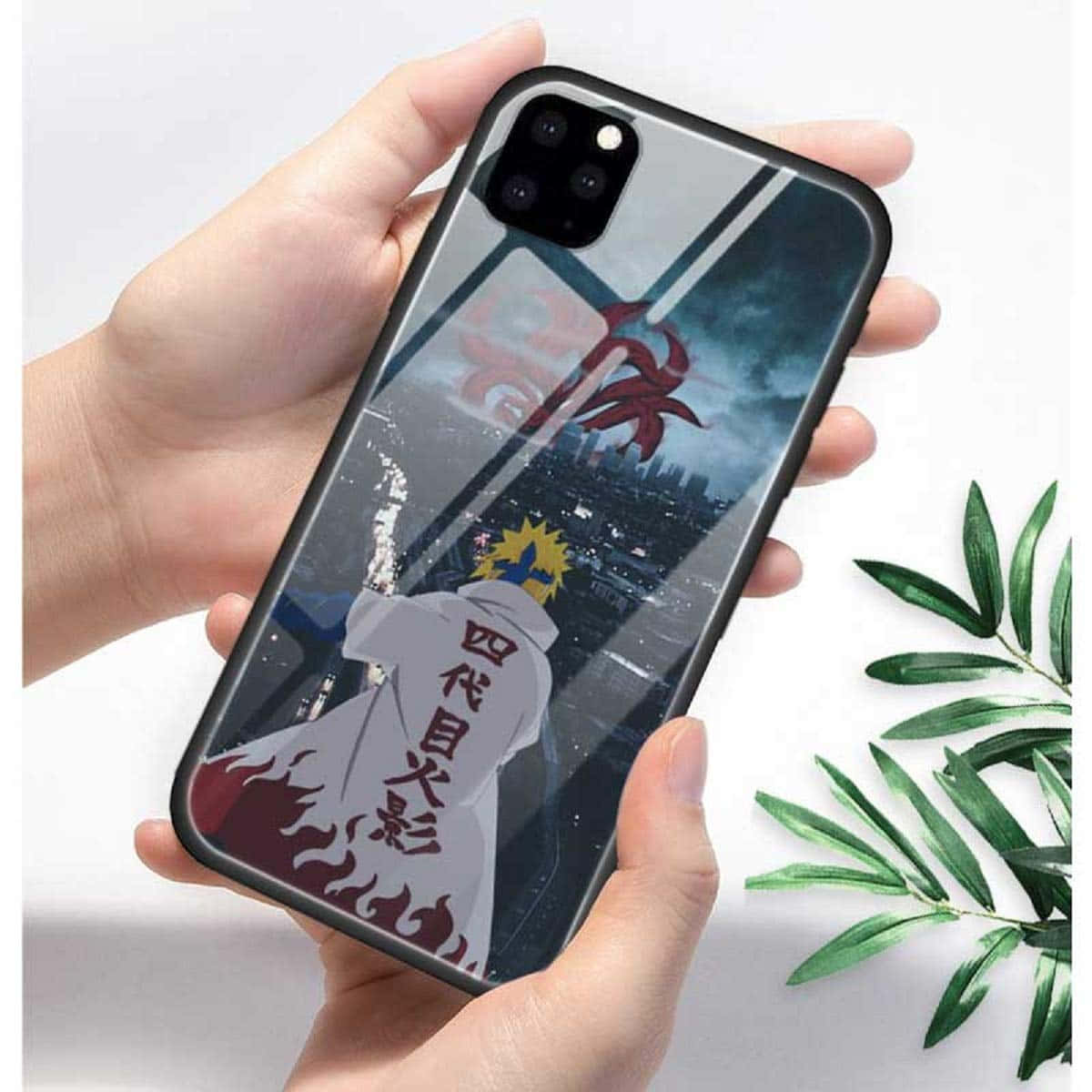 Phone Case 桌布 壁紙 — 手裡拿著手機，透明保護殼上有動漫角色波風湊，背景為白色，旁邊有綠色植物。