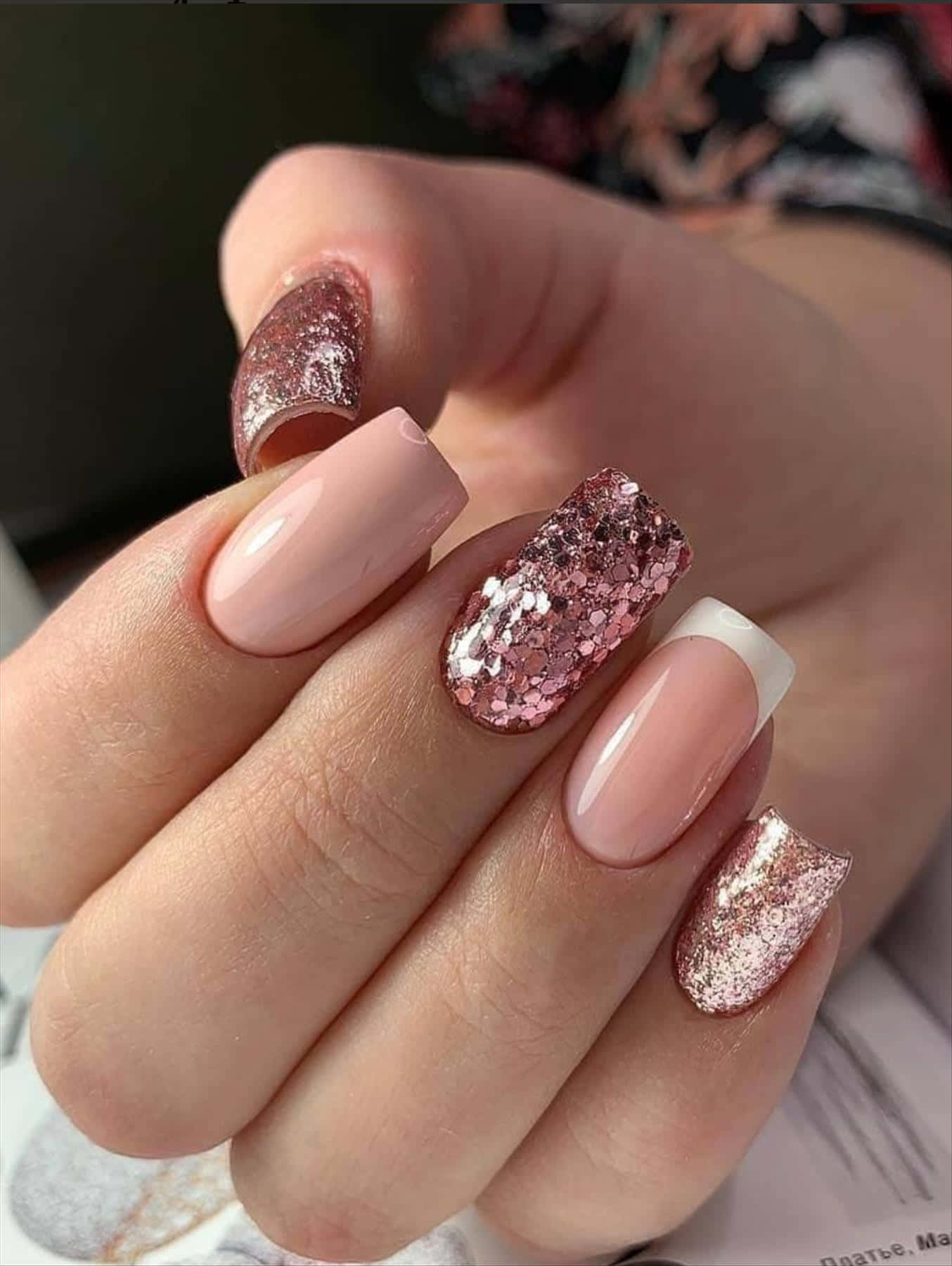 Spring Nails 桌布 壁紙 — 手部特寫，帶有優雅的粉紅閃粉和裸色美甲，展現閃爍的指甲藝術。