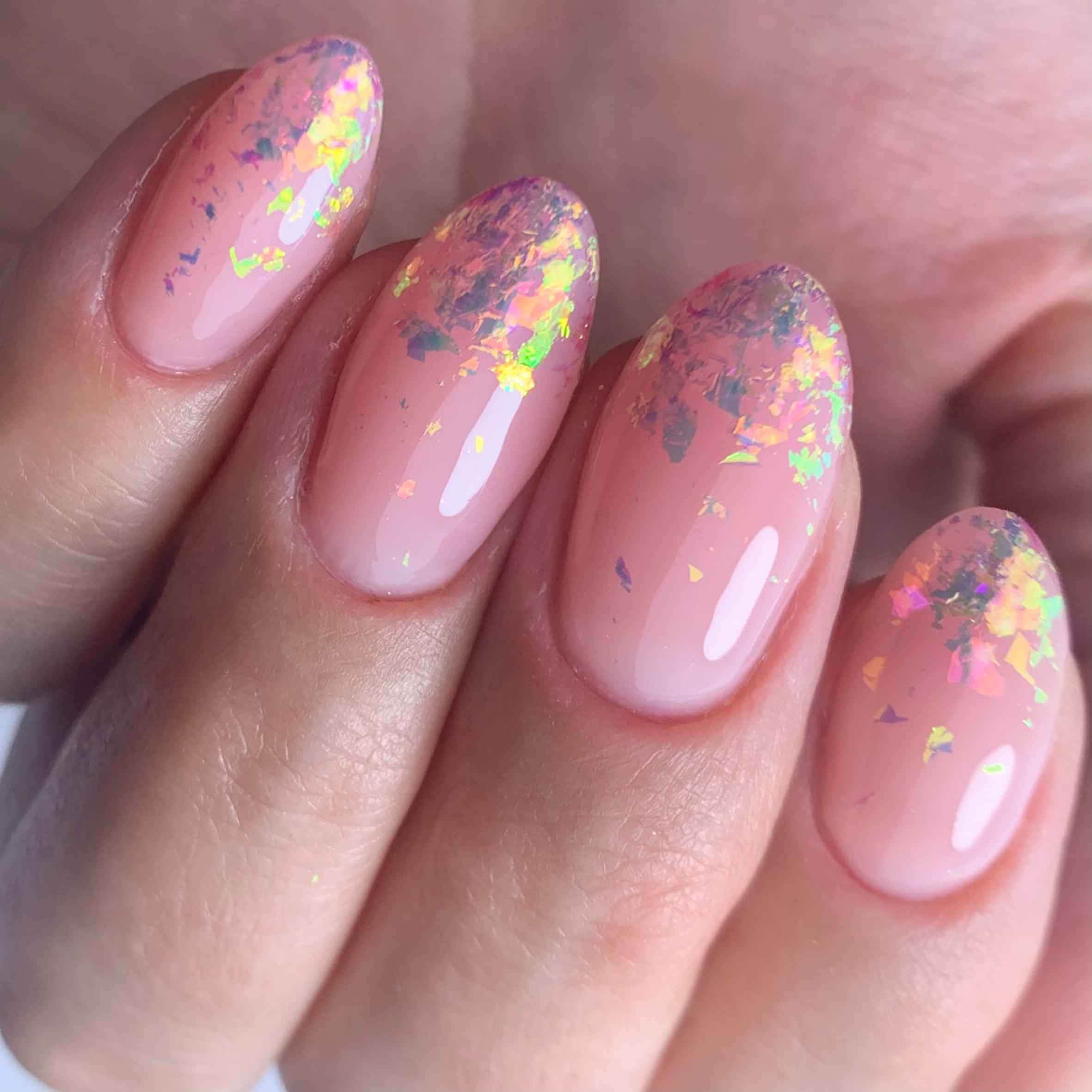 Pink Nail Art 桌布 壁紙 — 手部特寫，帶有光澤粉紅指甲，飾以彩色亮片。