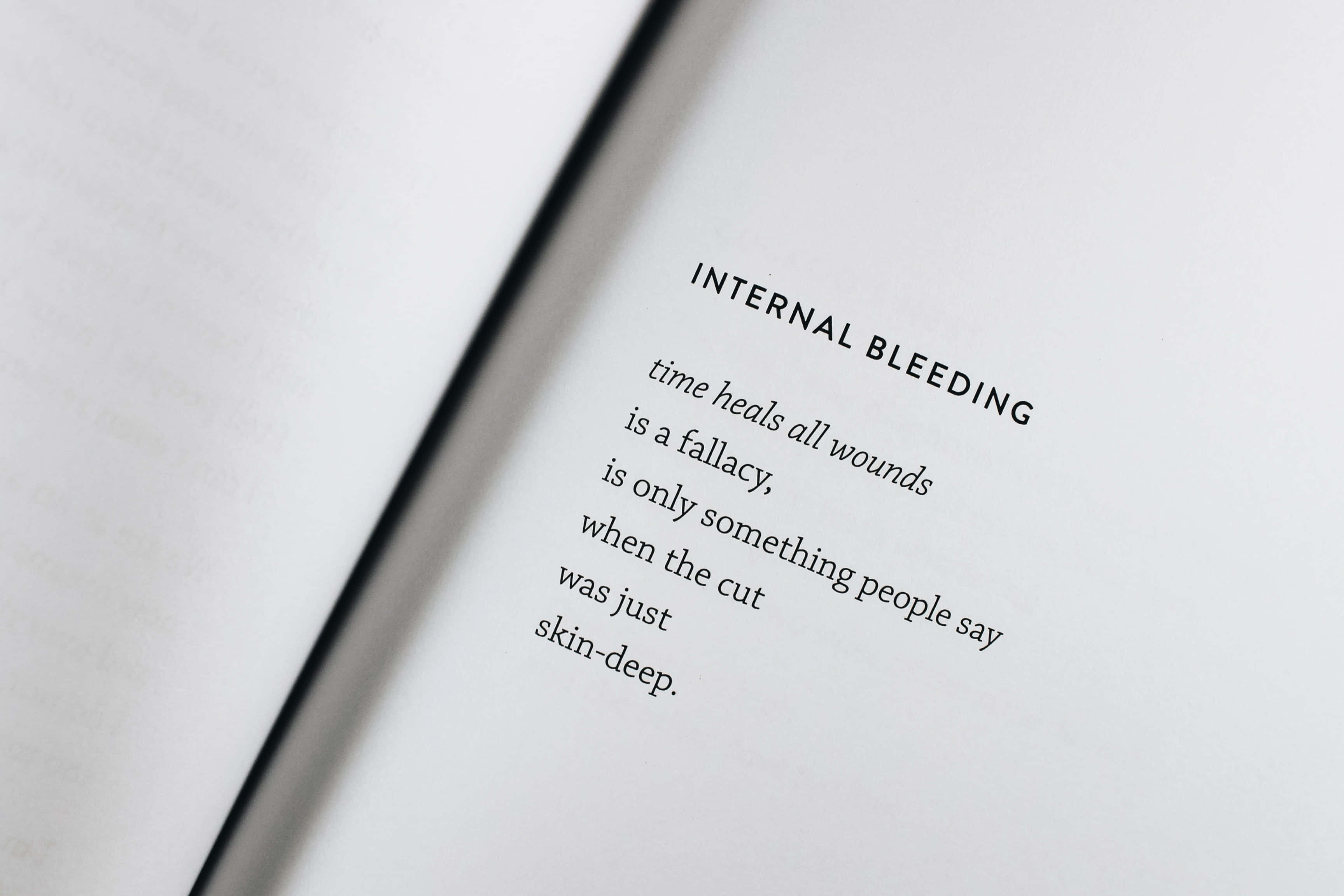 Quote 桌布 壁紙 — 打開書頁的特寫，粗體標題「INTERNAL BLEEDING」和一首關於表面下癒合的感人詩篇。