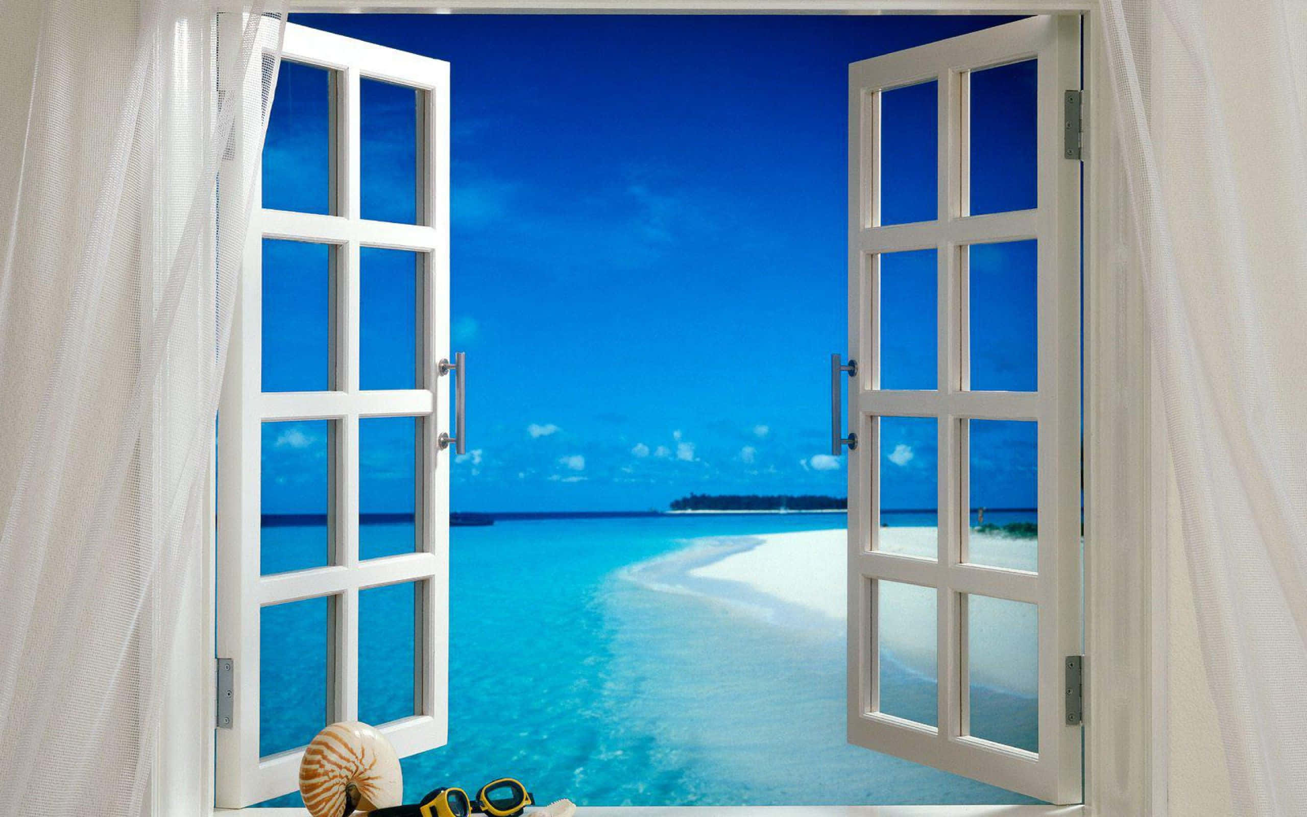 window 桌布 壁紙 — 打開白色窗框的窗戶，露出在明亮藍天和散雲下的碧綠海洋與沙灘。