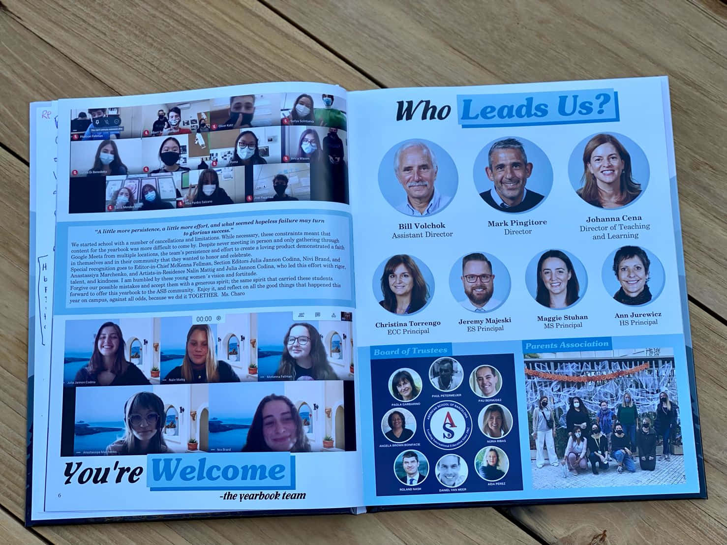 Yearbook 桌布 壁紙 — 打開的年鑑跨頁，展示學校領導人像和虛擬會議照片，置於木桌上。